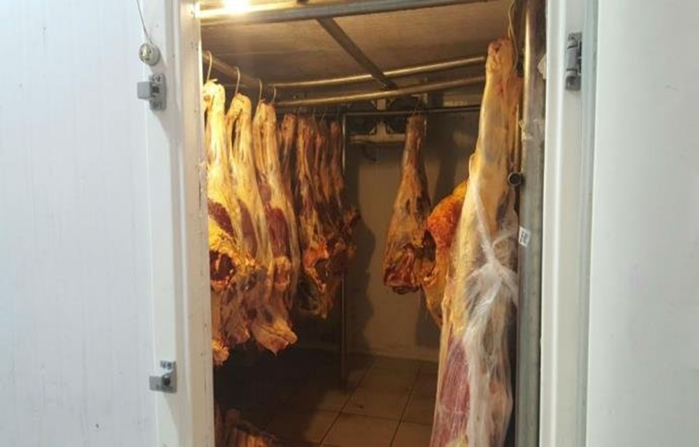 Ir para  <p>A Delegacia Especializada de Defesa do Consumidor e Sa&uacute;de P&uacute;blica (Decon) prendeu nesta quinta-feira dois empres&aacute;rios donos de uma casa de carnes no bairro Alto Petr&oacute;polis, em Porto Alegre, por...